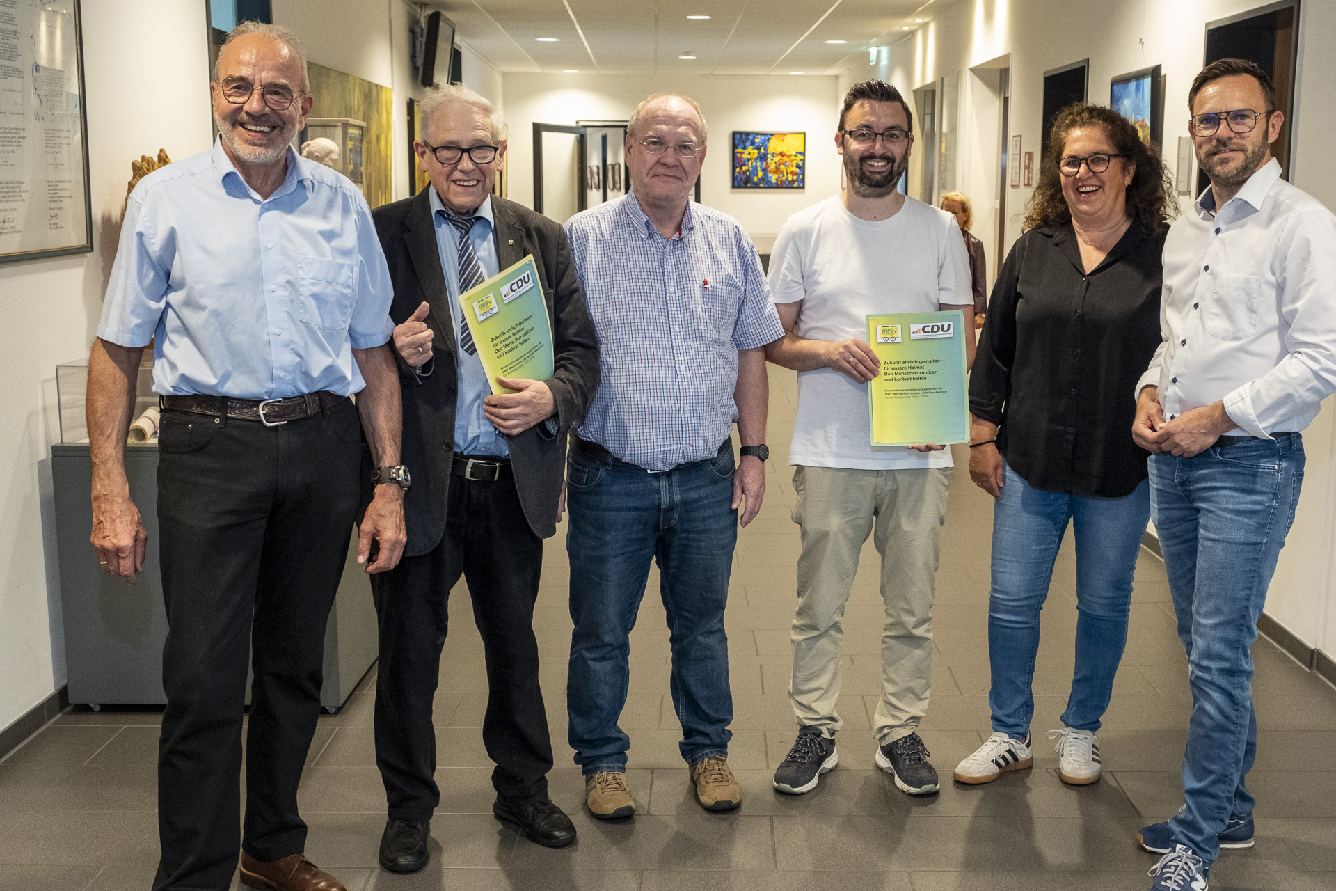 Das Kooperations-Team der CDU und UWV Mechernich nach der Unterzeichnung. Foto: R. Larmann, ProfiPress
